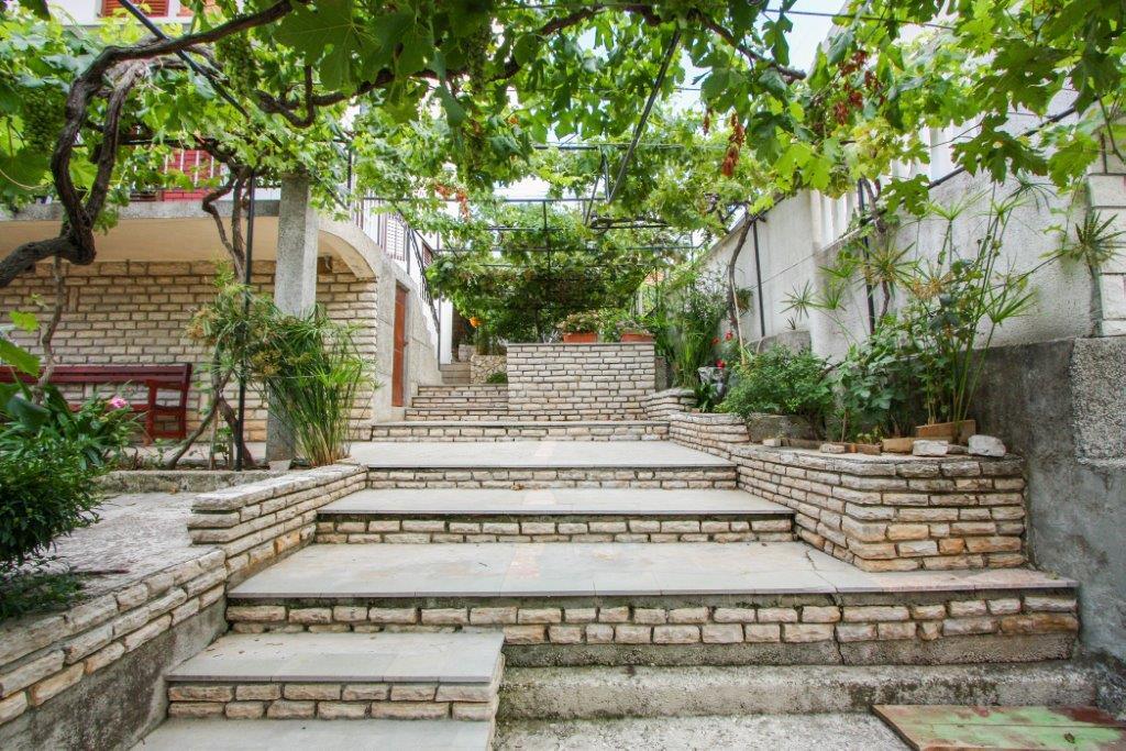 Courtyard - Apartments by the sea Arbanija, Čiovo