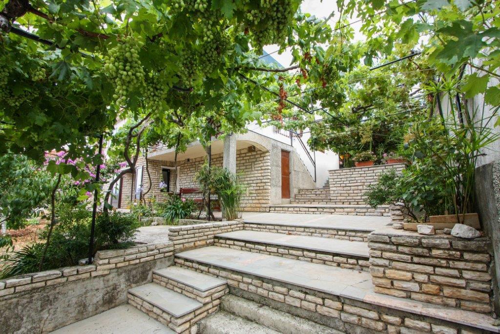 Courtyard - Apartments by the sea Arbanija, Čiovo