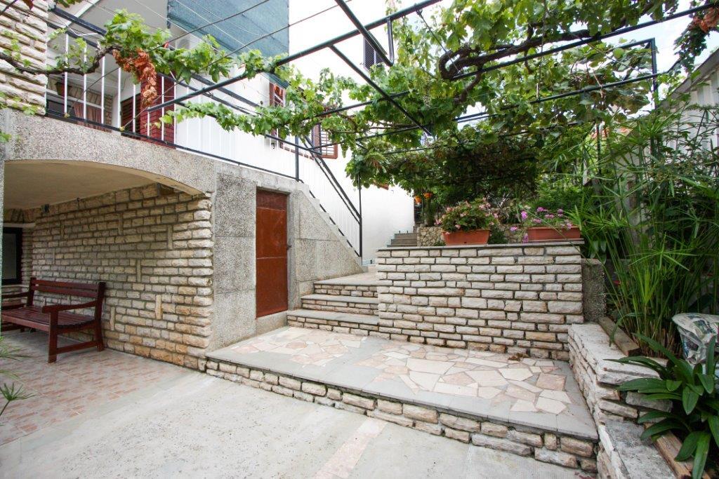 Courtyard - Apartments by the sea Arbanija, Čiovo