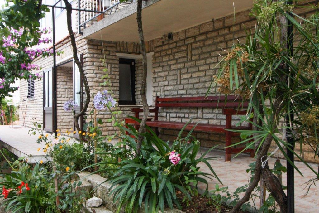 Courtyard - Apartments by the sea Arbanija, Čiovo