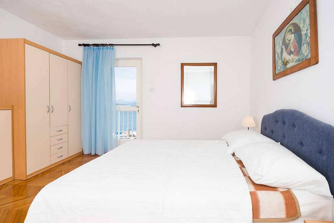 A-17472-a - Private accommodation - Apartments by the sea Povlja, Brač