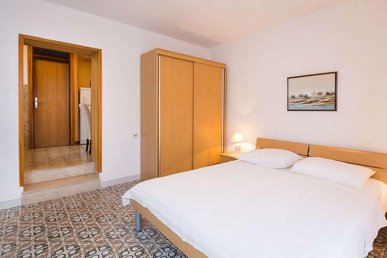 AS-17472-a - Private accommodation - Apartments by the sea Povlja, Brač