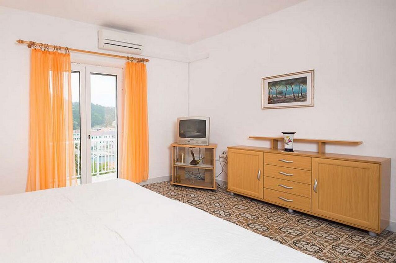 AS-17472-a - Private accommodation - Apartments by the sea Povlja, Brač