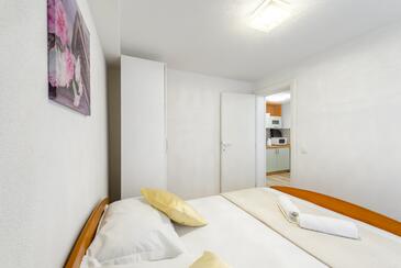 Apartments by the sea Baška Voda, Makarska - 17570