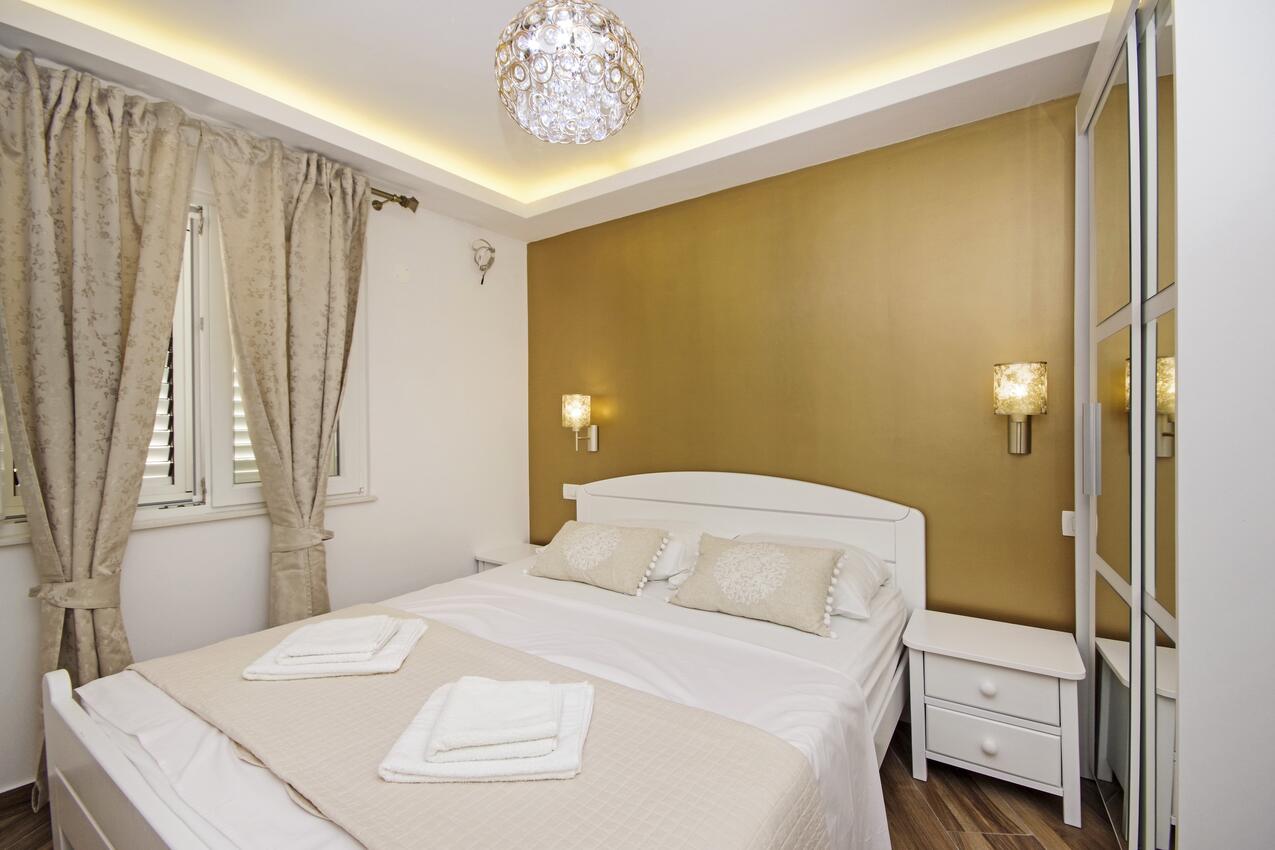 Apartments by the sea Baška Voda, Makarska - 17570