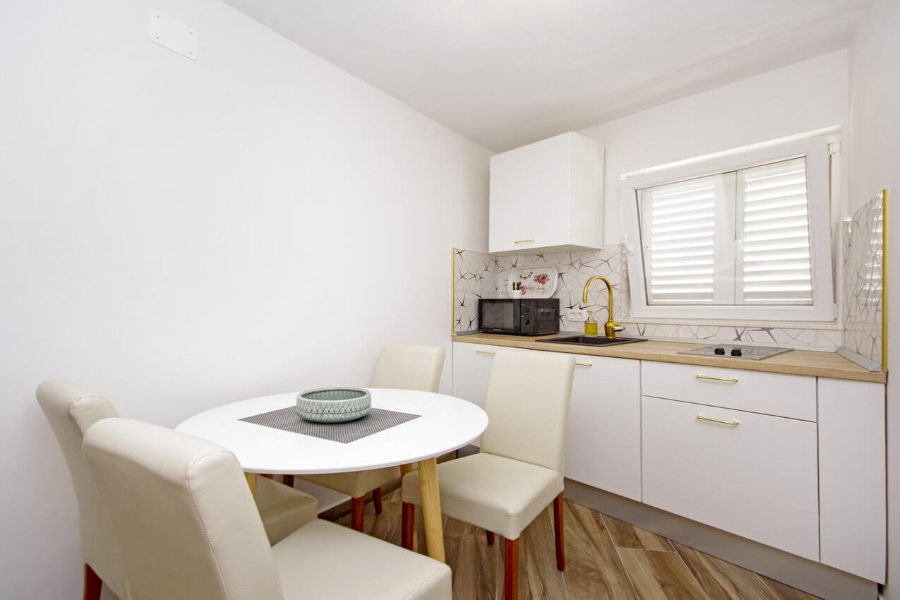 Apartments by the sea Baška Voda, Makarska - 17570