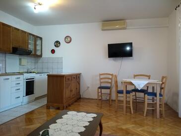 Apartments with parking space Crikvenica - 17675