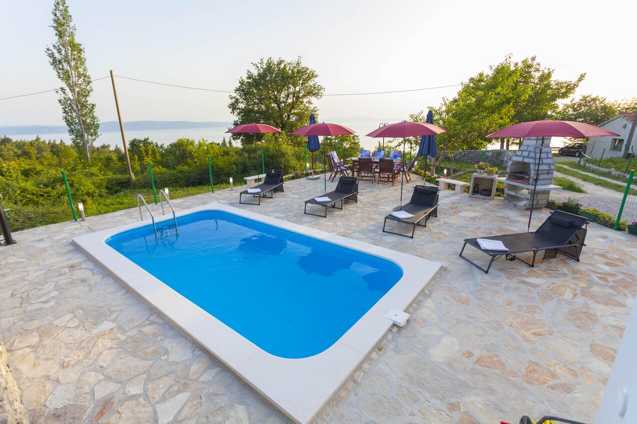 Family-friendly apartments with swimming pools Gornji Tučepi, Makarska - 17686