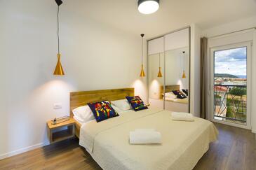 Ferienwohnungen mit Pool für Familien Seget Donji, Trogir - 17869