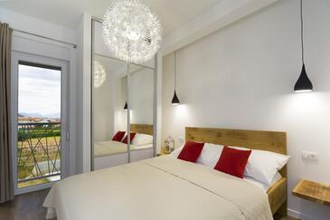 Ferienwohnungen mit Pool für Familien Seget Donji, Trogir - 17869