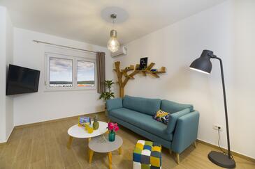 Ferienwohnungen mit Pool für Familien Seget Donji, Trogir - 17869