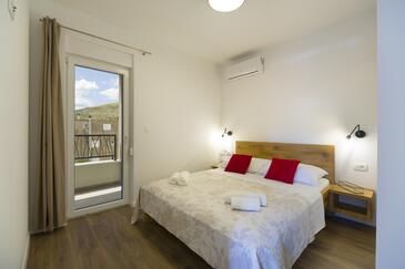 Apartmanok családok részére medencével Seget Donji, Trogir - 17869