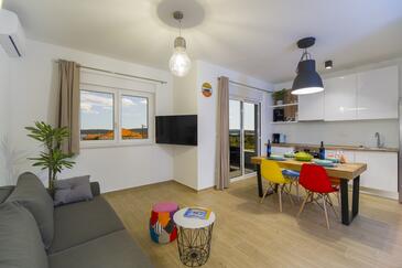 Apartmanok családok részére medencével Seget Donji, Trogir - 17869