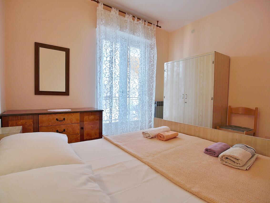 A-17881-b - Private accommodation - Apartments with a parking space Palit, Rab