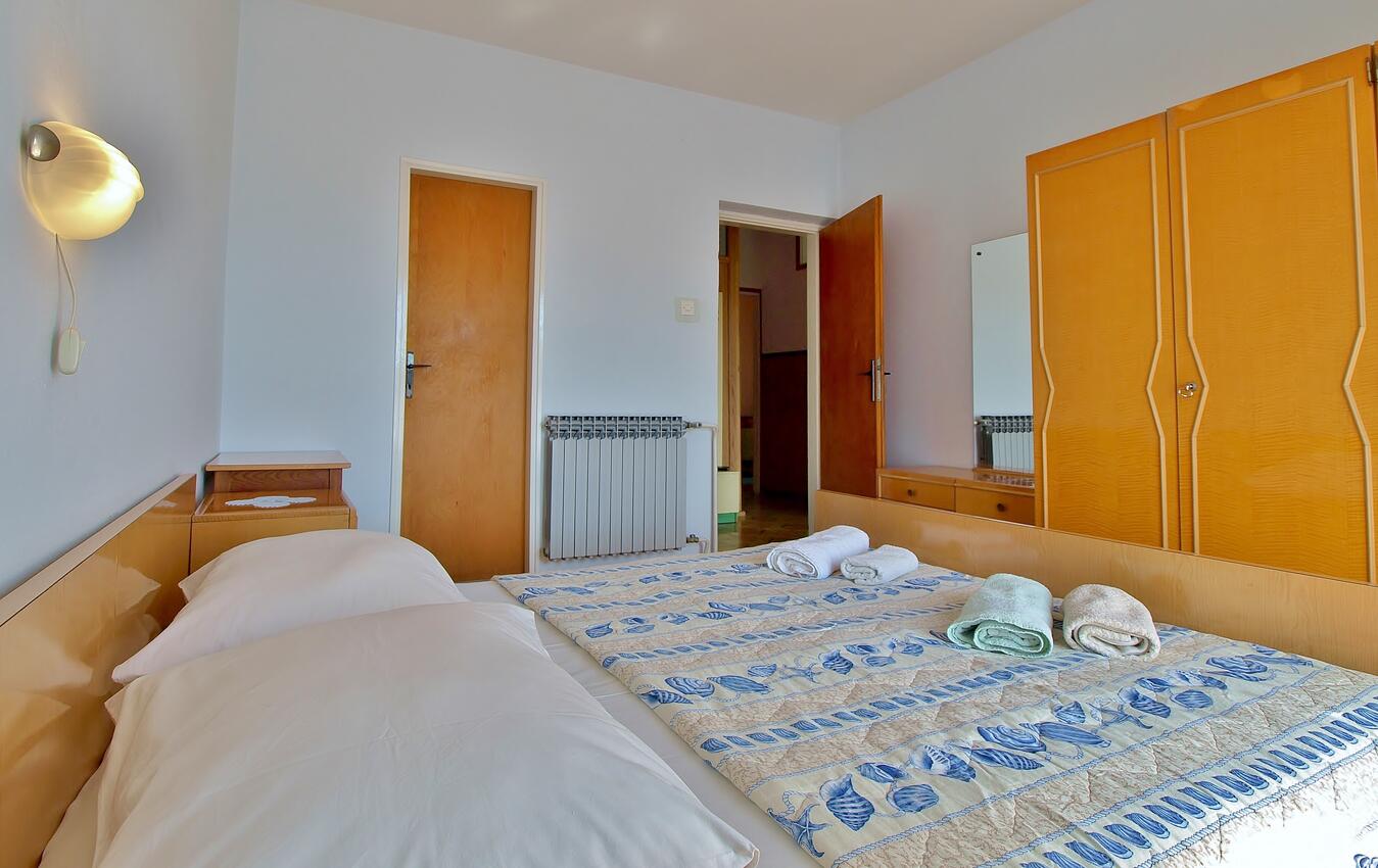 A-17881-b - Private accommodation - Apartments with a parking space Palit, Rab