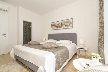 Apartmanok a tenger mellett medencével Rastici, Ciovo - 17889