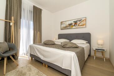 Apartmanok a tenger mellett medencével Rastici, Ciovo - 17889