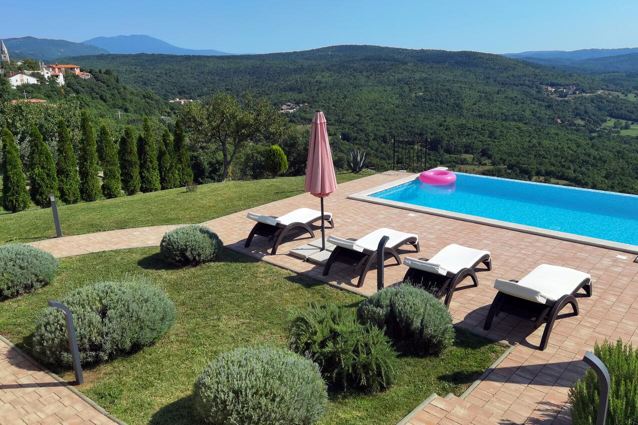 Family-friendly apartments with swimming pool Roč (Central Istria - Središnja Istra) - 17942