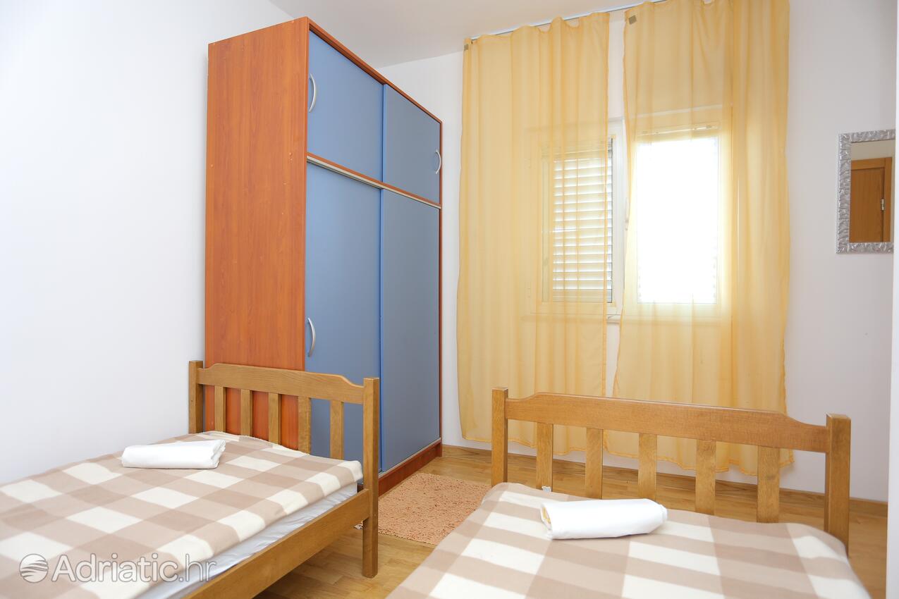 A-17989-a - Privatunterkunft - Ferienwohnungen am Meer Seget Vranjica, Trogir