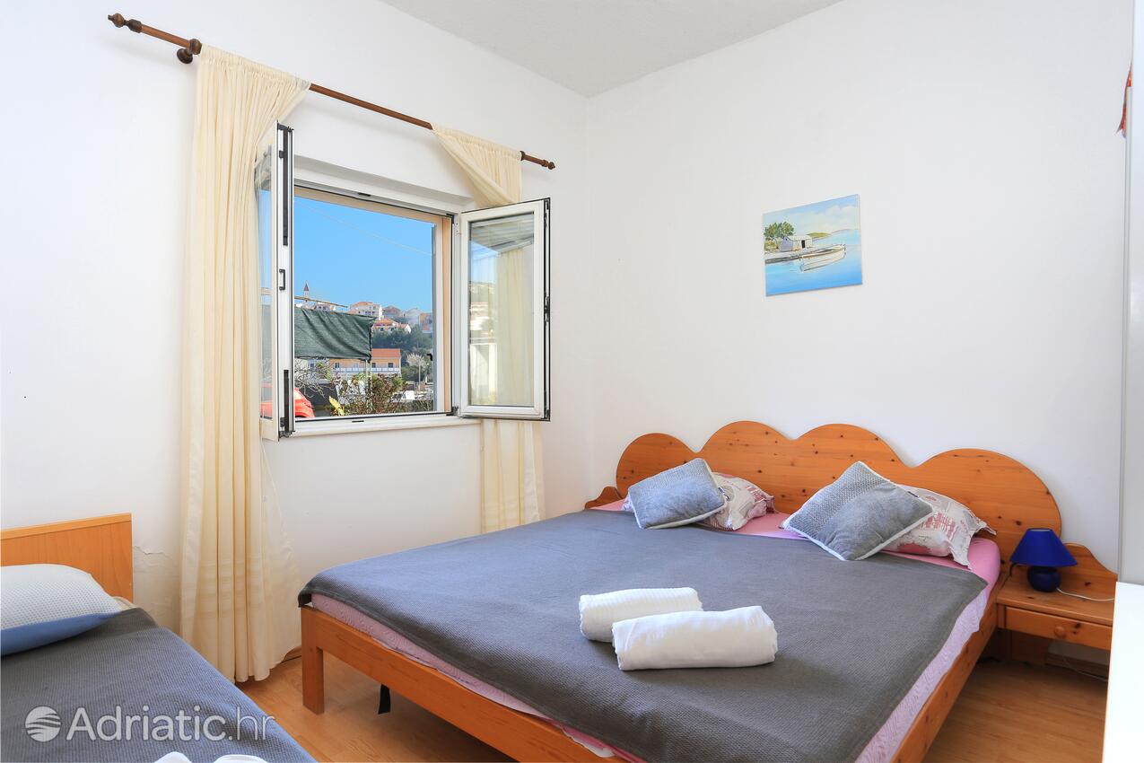 A-17989-c - Privatunterkunft - Ferienwohnungen am Meer Seget Vranjica, Trogir