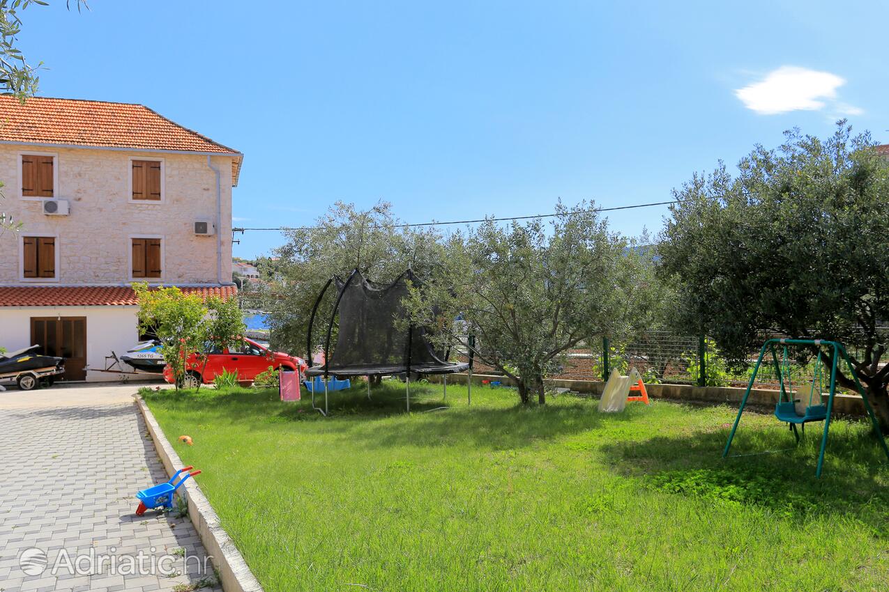 Hof - Ferienwohnungen am Meer Seget Vranjica, Trogir