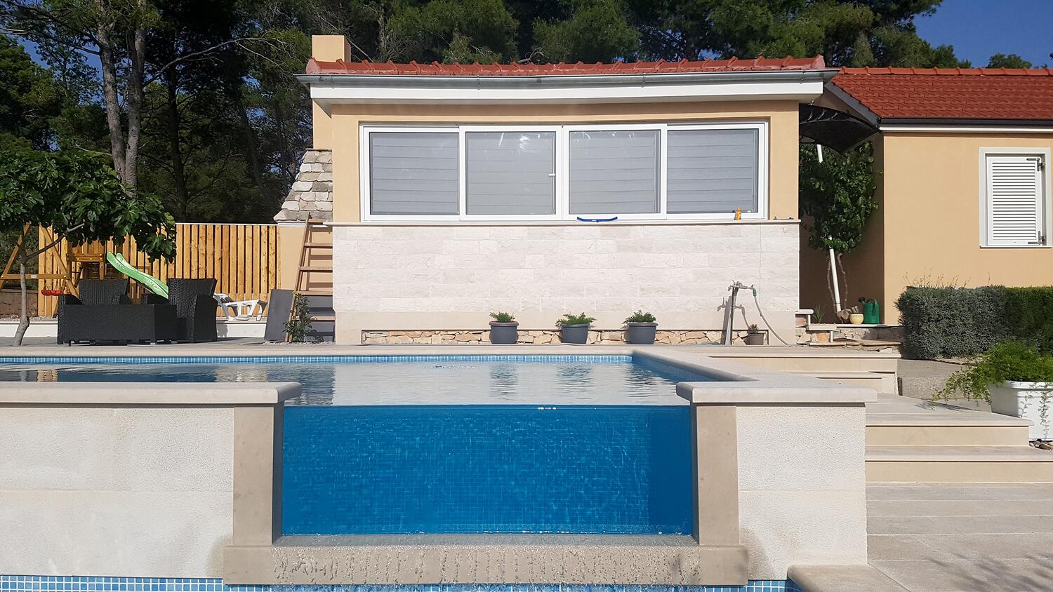 Seaside family friendly house with a swimming pool Cove Smokvina, Brač - 18003