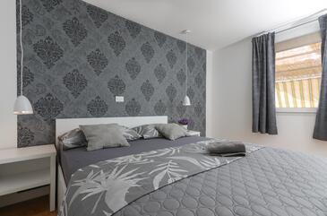 Seaside family friendly house with a swimming pool Cove Smokvina, Brač - 18003