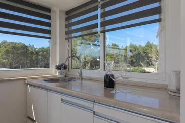 Seaside family friendly house with a swimming pool Cove Smokvina, Brač - 18003