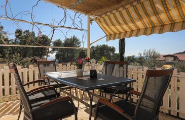 Seaside family friendly house with a swimming pool Cove Smokvina, Brač - 18003