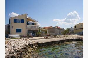 Familienferienwohnungen am Meer Krapanj, Sibenik - 18004