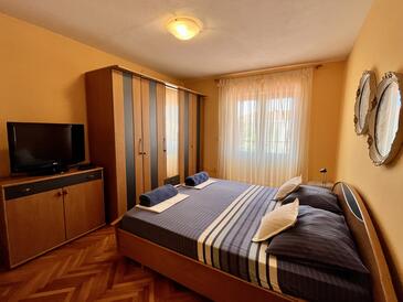 Apartments and rooms with parking space Makarska - 18028
