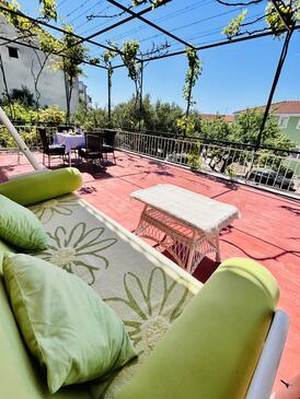 Apartments and rooms with parking space Makarska - 18028