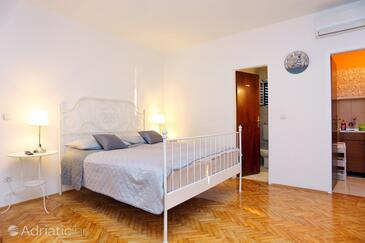 Appartementen en kamers met parkeerplaats Makarska - 18028