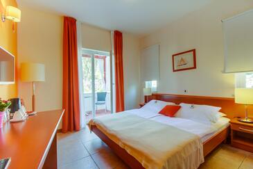 Rooms with a swimming pool Nerezine, Lošinj - 18033