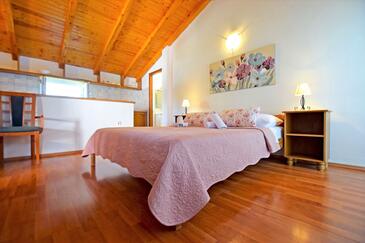 Apartments and rooms with parking space Starigrad, Paklenica - 18034