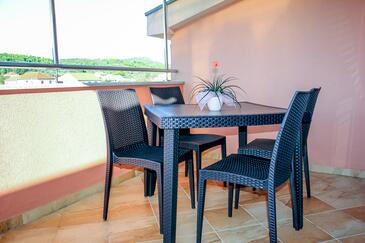 Apartamentos con piscina adecuados para familias con niños Nevidane, Pasman - 18054