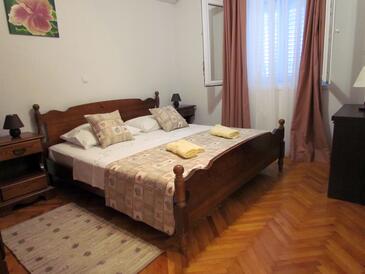 Apartments and rooms with parking space Makarska - 18106