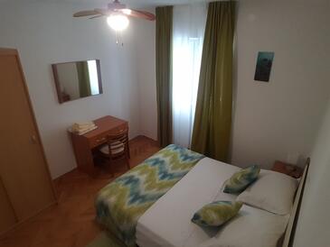Apartments and rooms with parking space Makarska - 18106