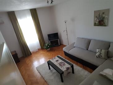 Apartments and rooms with parking space Makarska - 18106
