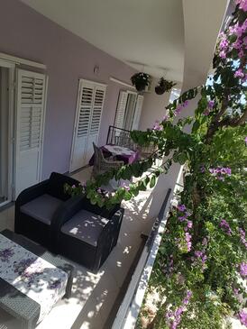 Apartments and rooms with parking space Makarska - 18106