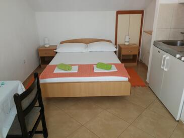 Apartments and rooms with parking space Makarska - 18106