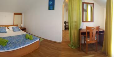 Apartments and rooms with parking space Makarska - 18106