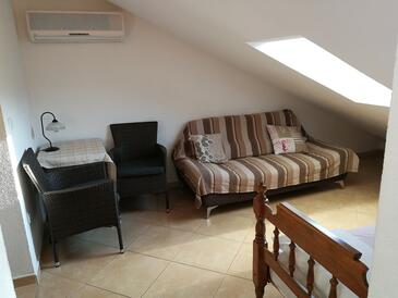 Apartments and rooms with parking space Makarska - 18106