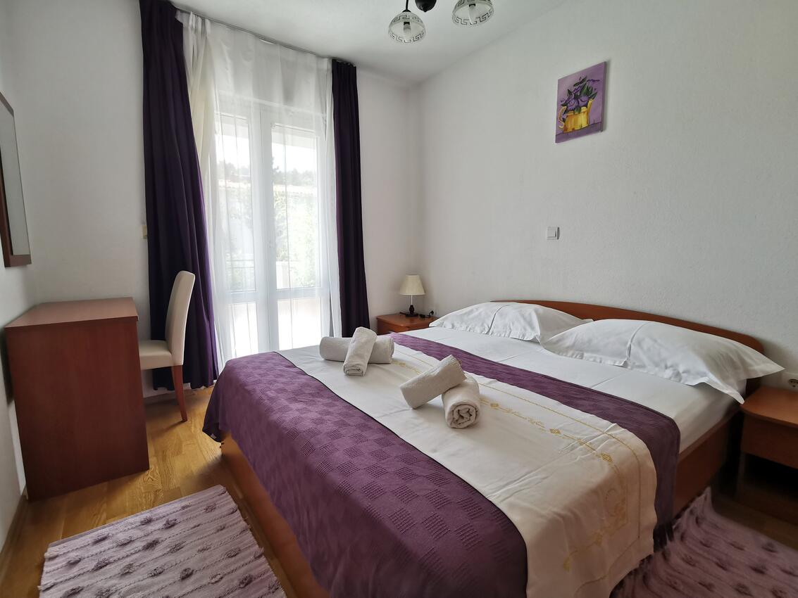 Apartments and rooms with parking space Makarska - 18106