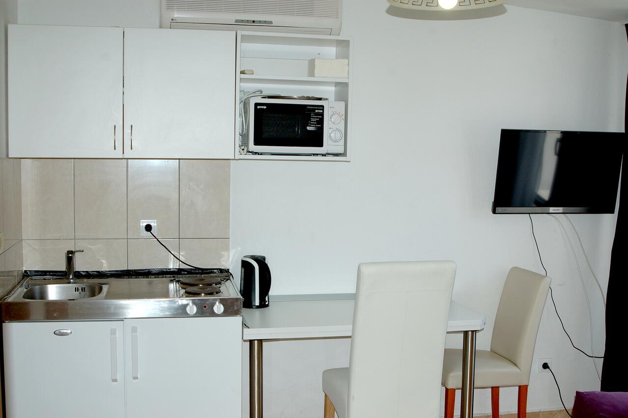 Apartments and rooms with parking space Makarska - 18106
