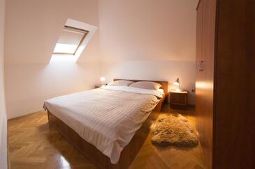 Apartmanok gyermekes családok részére Otocac, Velebit - 18109