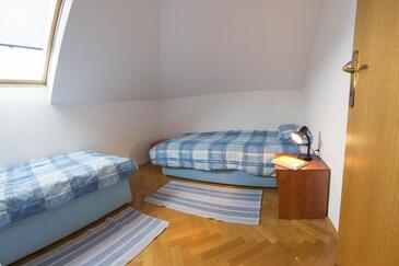 Apartmanok gyermekes családok részére Otocac, Velebit - 18109
