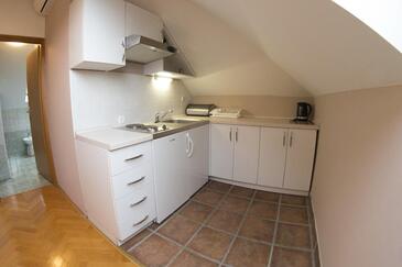 Apartmanok gyermekes családok részére Otocac, Velebit - 18109