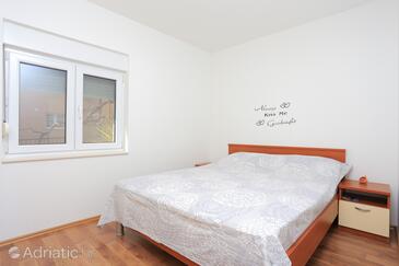 Apartments with parking space Trogir - 18116