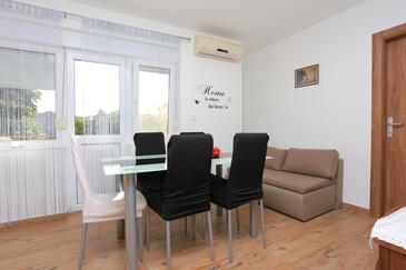 Sala da pranzo Trogir, Sala da pranzo nell'alloggi del tipo apartment, condizionatore disponibile e WiFi.